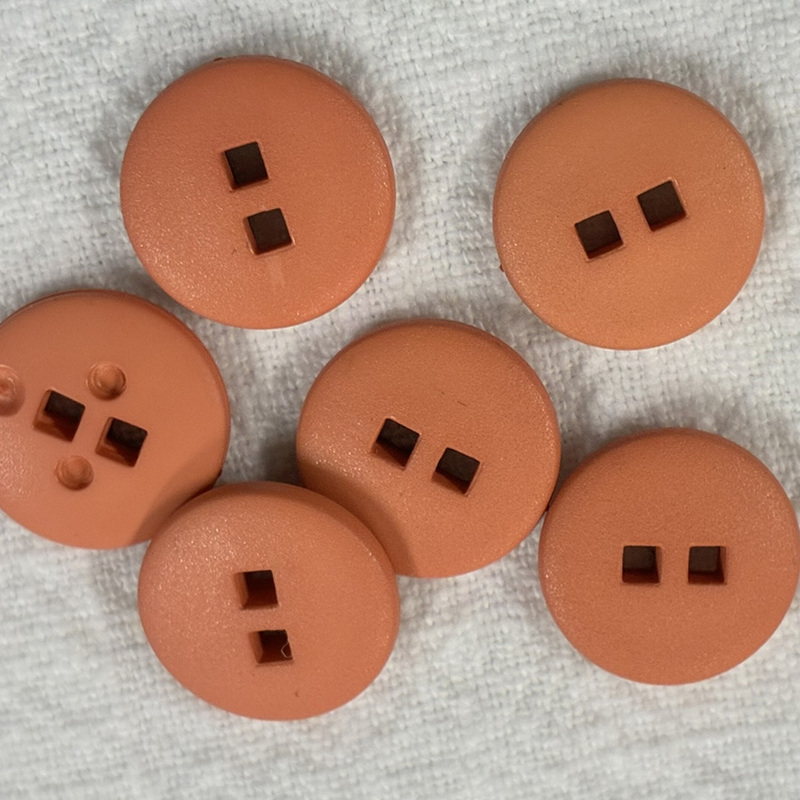 knapp m 2 fyrkantiga hål, 15mm, se vårt sortiment av heminredning, garn & tyger. Alltid till bra priser.