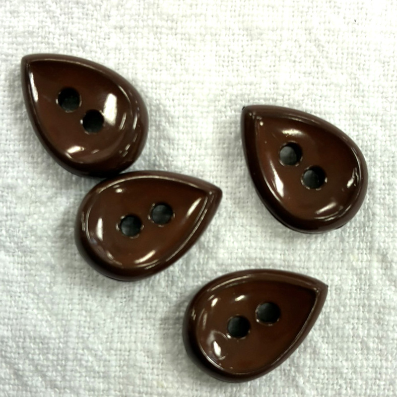 droppformad knapp m 2 hål, L 18mm B 11mm, se vårt sortiment av heminredning, garn & tyger. Alltid till bra priser.