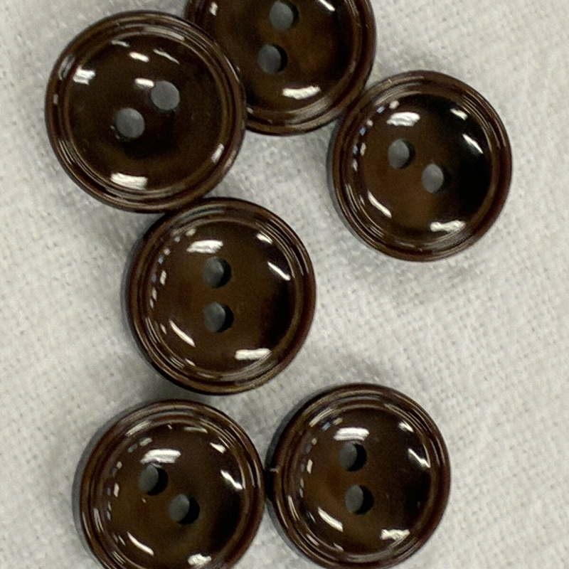 knapp m 2 hål, brun 12mm, se vårt sortiment av heminredning, garn & tyger. Alltid till bra priser.