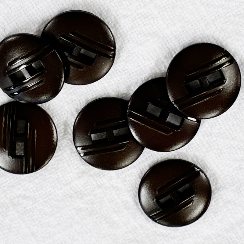 knapp m 2 hål, brun 14mm, se vårt sortiment av heminredning, garn & tyger. Alltid till bra priser.