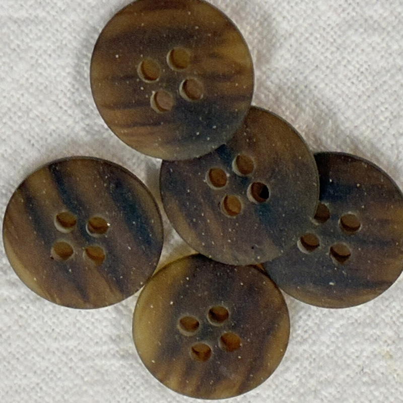 knapp m 4 hål, brunmelerad 15mm, se vårt sortiment av heminredning, garn & tyger. Alltid till bra priser.