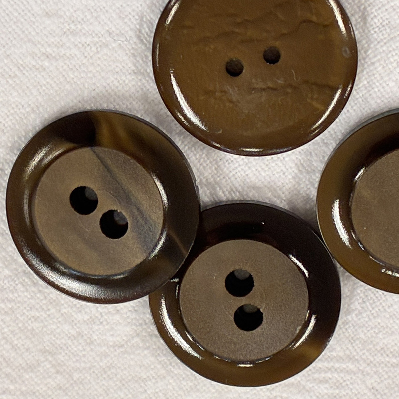 knapp brun m 2 hål 27mm, se vårt sortiment av heminredning, garn & tyger. Alltid till bra priser.