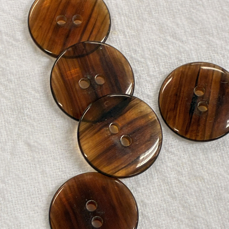 knapp bernstensfärgad m 2 hål, 20mm, se vårt sortiment av heminredning, garn & tyger. Alltid till bra priser.