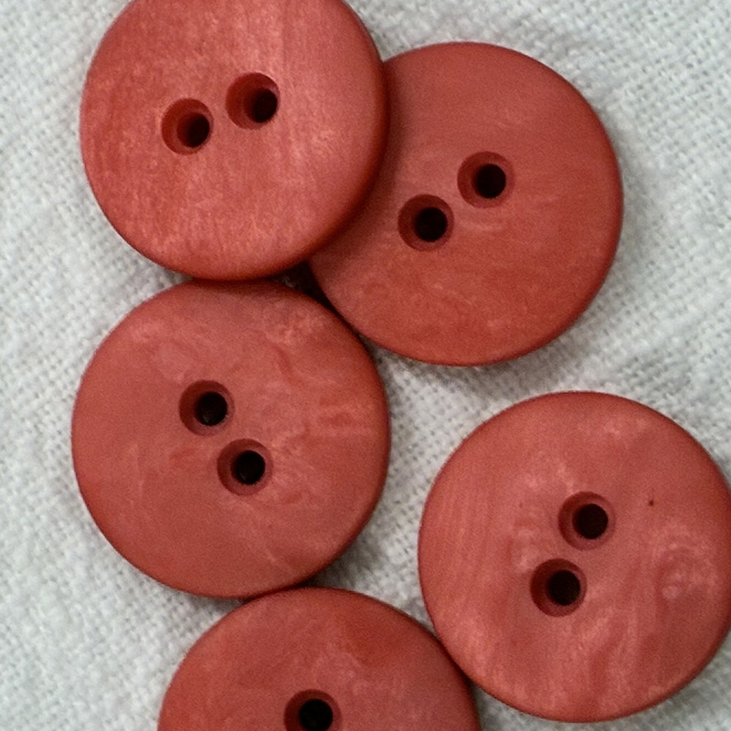 knapp ljusröd m 4 hål, 15mm, se vårt sortiment av heminredning, garn & tyger. Alltid till bra priser.
