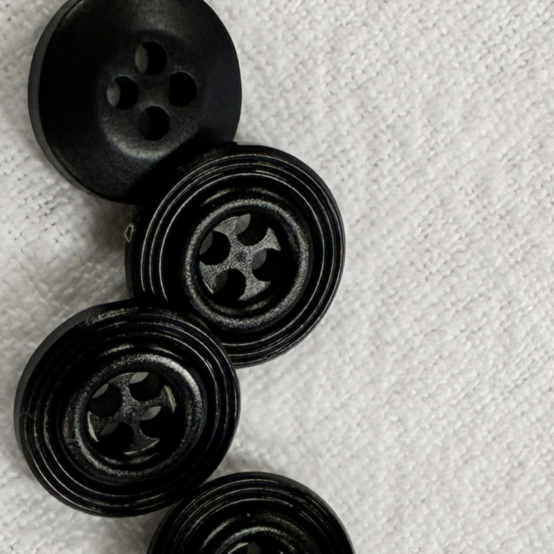 knapp svart m 4 hål, 12mm, se vårt sortiment av heminredning, garn & tyger. Alltid till bra priser.