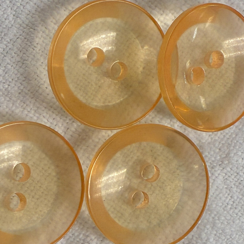 knapp, aprikosfärgad transparent m 2 hål 17mm, se vårt sortiment av heminredning, garn & tyger. Alltid till bra priser.