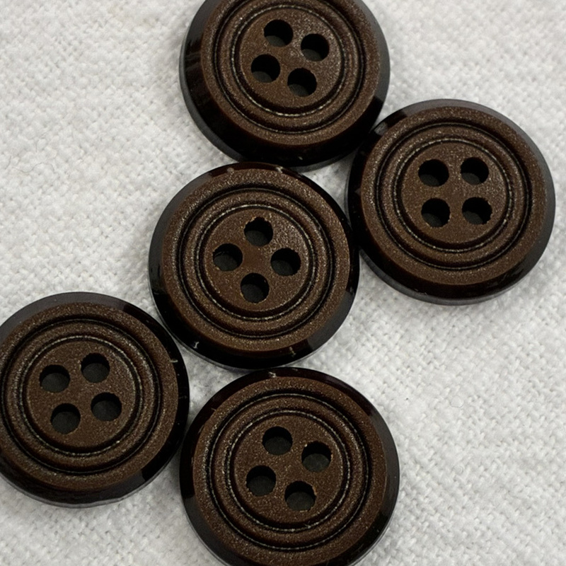 knapp brun m 4 hål, 14mm, se vårt sortiment av heminredning, garn & tyger. Alltid till bra priser.
