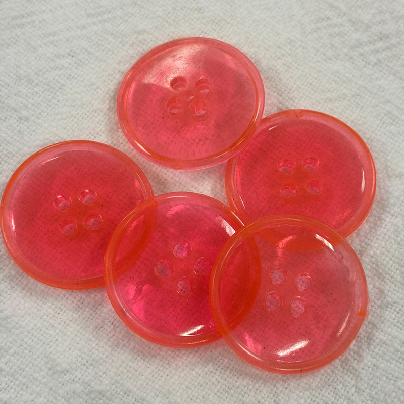 knapp, transparent rosa m 4 hål 22mm, se vårt sortiment av heminredning, garn & tyger. Alltid till bra priser.