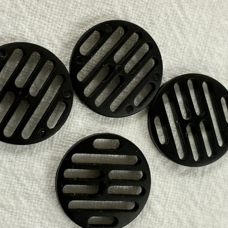 knapp, svart m hålmönster,19mm, se vårt sortiment av heminredning, garn & tyger. Alltid till bra priser.