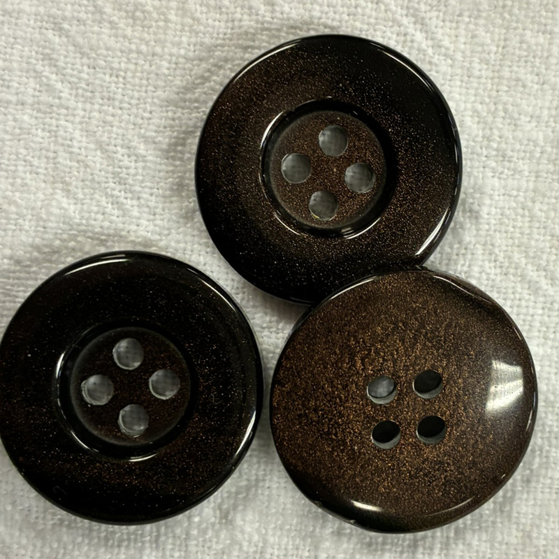 knapp brun, blank, 4 hål 23mm, se vårt sortiment av heminredning, garn & tyger. Alltid till bra priser.