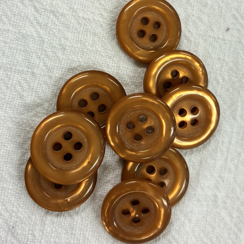 knapp blank aprikos/brun 4 hål 18mm, se vårt sortiment av heminredning, garn & tyger. Alltid till bra priser.