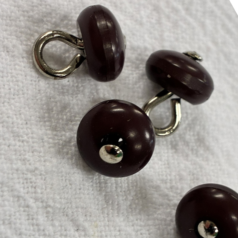 knapp, auberginfärgad m silverprick, baksydd, 10mm, se vårt sortiment av heminredning, garn & tyger. Alltid till bra priser.