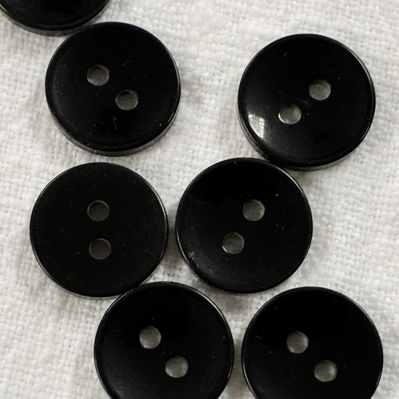 knapp svart m 2 hål, 13mm, se vårt sortiment av heminredning, garn & tyger. Alltid till bra priser.