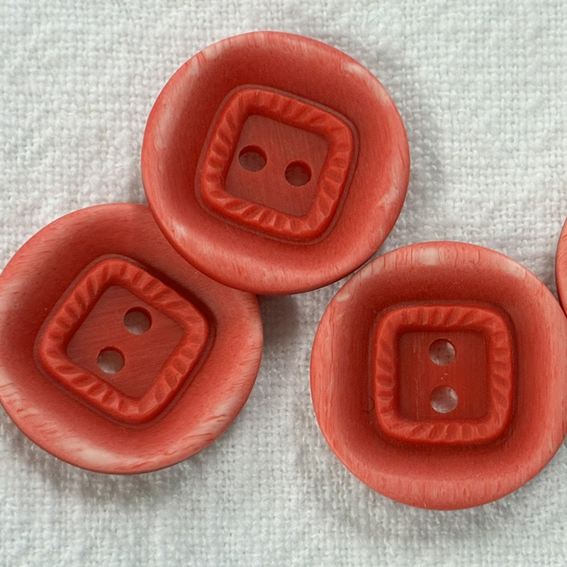 knapp m 2 hål, rosa 20mm, se vårt sortiment av heminredning, garn & tyger. Alltid till bra priser.