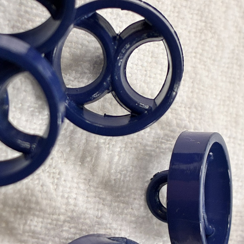 baksydd knapp, blå m hålmönster, 14mm, se vårt sortiment av heminredning, garn & tyger. Alltid till bra priser.