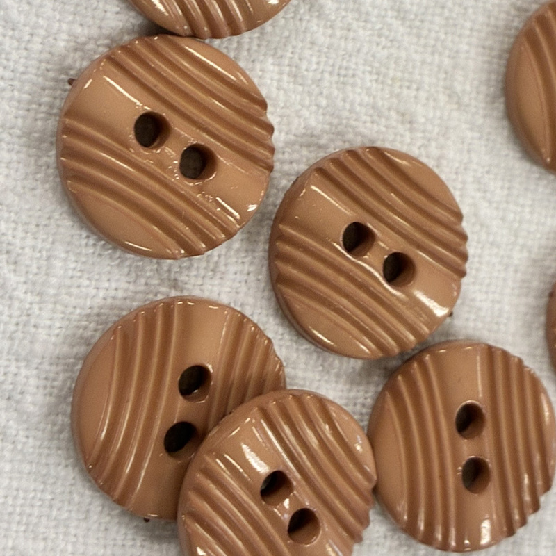 knapp brunrosa m 2 hål, 15mm, se vårt sortiment av heminredning, garn & tyger. Alltid till bra priser.