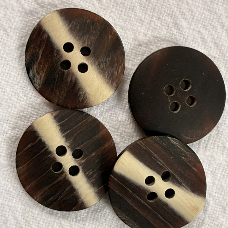 knapp m 4 hål, 20mm, se vårt sortiment av heminredning, garn & tyger. Alltid till bra priser.