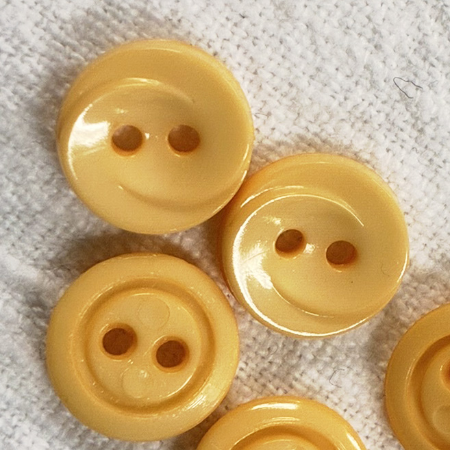 knapp m 2 hål, ljusgul 11mm, se vårt sortiment av heminredning, garn & tyger. Alltid till bra priser.