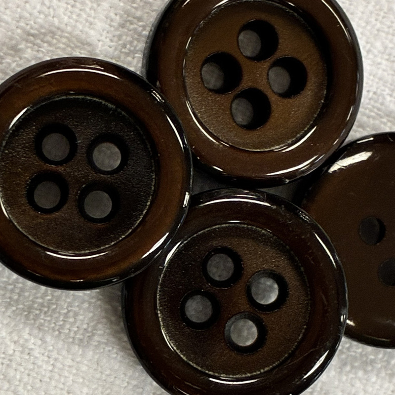 knapp brun, blank, 4 hål 20mm, se vårt sortiment av heminredning, garn & tyger. Alltid till bra priser.