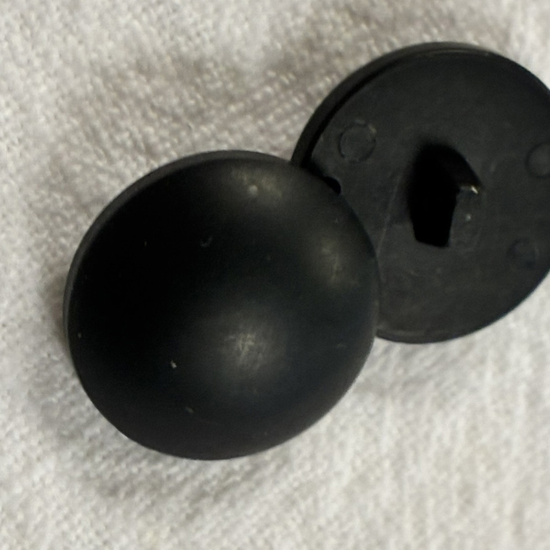 knapp baksydd, matt svart, ca 18mm, se vårt sortiment av heminredning, garn & tyger. Alltid till bra priser.