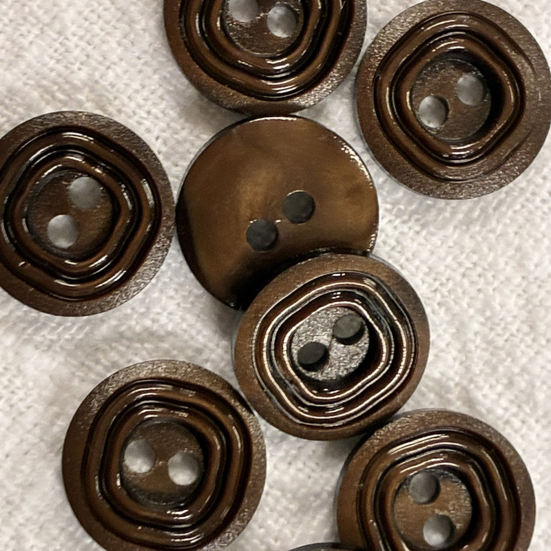 knapp brun m 2 hål, 12mm, se vårt sortiment av heminredning, garn & tyger. Alltid till bra priser.