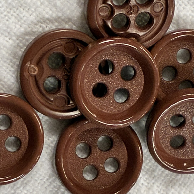 knapp rödbrun 4 hål 12mm, se vårt sortiment av heminredning, garn & tyger. Alltid till bra priser.