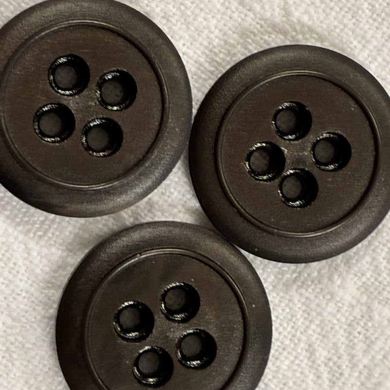 knappmörk brun, 4 hål 22mm, se vårt sortiment av heminredning, garn & tyger. Alltid till bra priser.