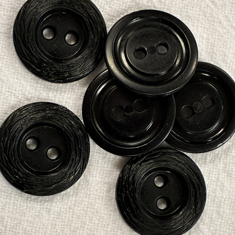 knapp svart m 2 hål, 19mm, se vårt sortiment av heminredning, garn & tyger. Alltid till bra priser.