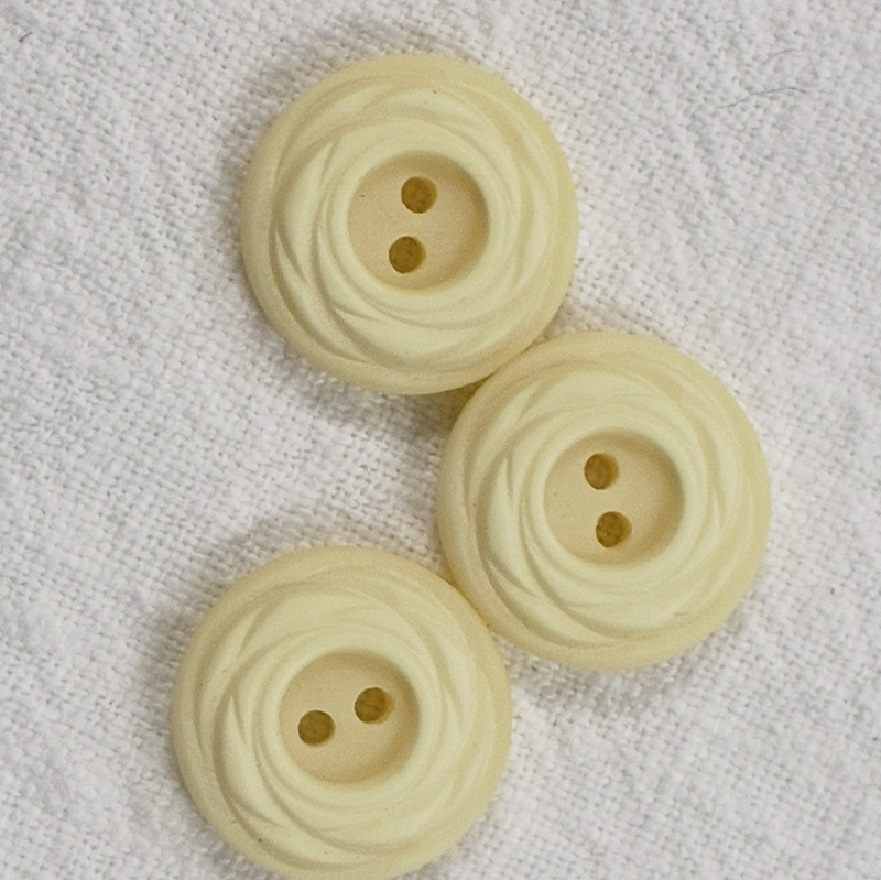 knapp m 2 hål, 18mm, se vårt sortiment av heminredning, garn & tyger. Alltid till bra priser.