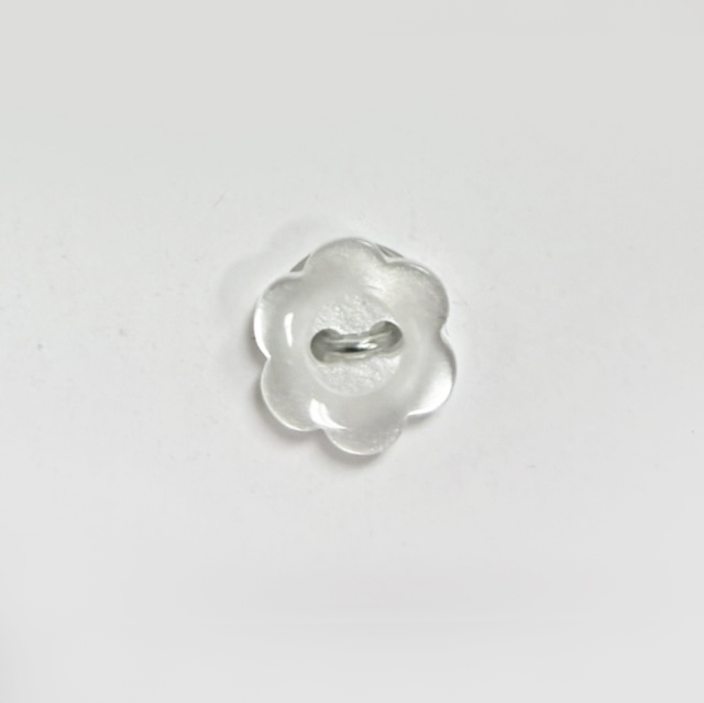 Knapp vit blomma 10mm,8st, Knappask B, se vårt sortiment av heminredning, garn & tyger. Alltid till bra priser.