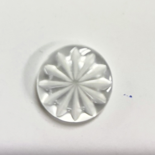 Vit knapp med blommönster,11mm, 4 st Knappask C, se vårt sortiment av heminredning, garn & tyger. Alltid till bra priser.