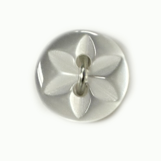 Vit knapp med blommönster, 16mm.Knappask B, se vårt sortiment av heminredning, garn & tyger. Alltid till bra priser.
