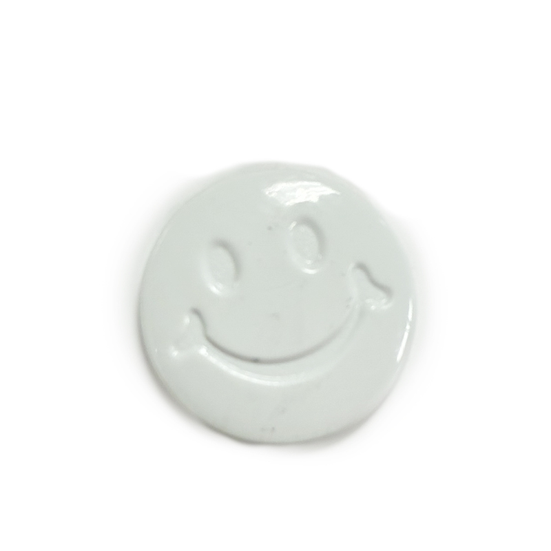Vit knapp med smiley, Knappask C,, se vårt sortiment av heminredning, garn & tyger. Alltid till bra priser.
