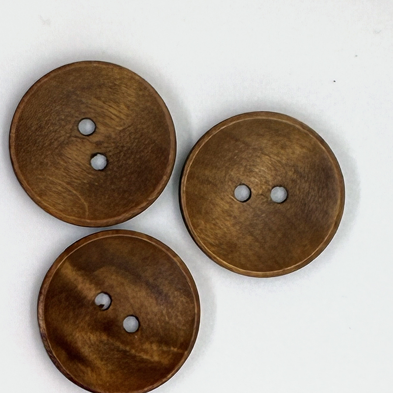 Träknapp 20 mm brun, se vårt sortiment av heminredning, garn & tyger. Alltid till bra priser.