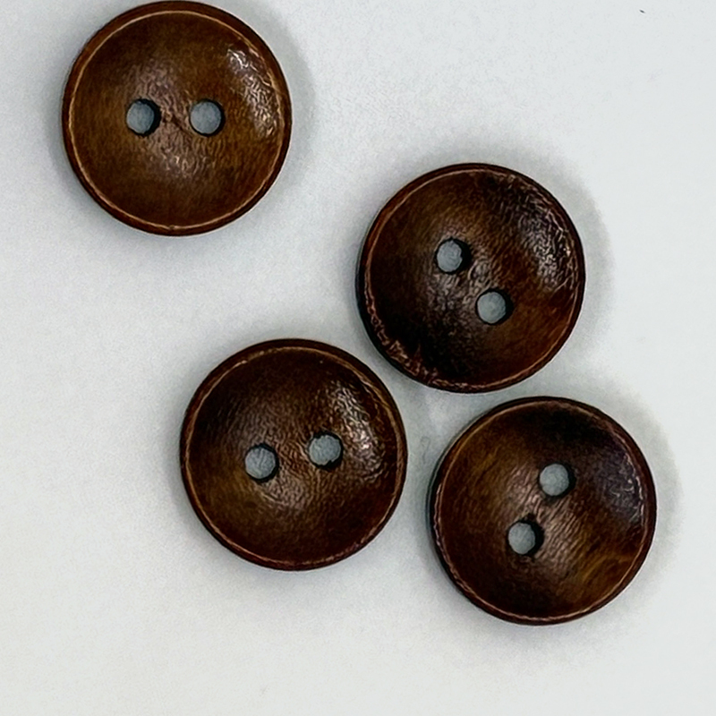 Träknapp 15 mm brun, se vårt sortiment av heminredning, garn & tyger. Alltid till bra priser.