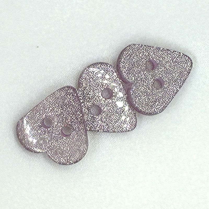 Knapp Glitterhjärta ljuslila16mm, se vårt sortiment av heminredning, garn & tyger. Alltid till bra priser.