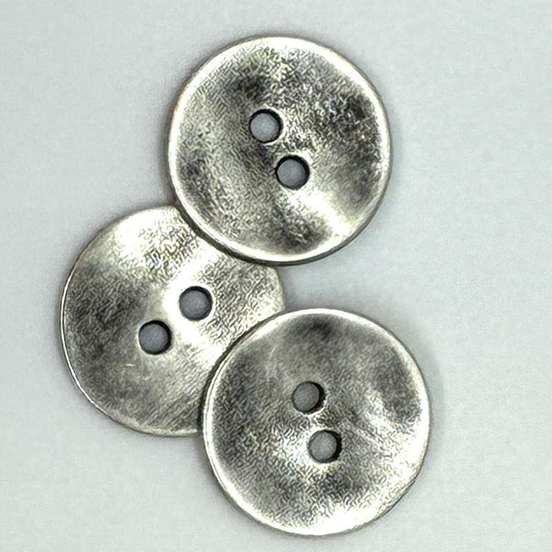 Knapp metall, silver, 18 mm, se vårt sortiment av heminredning, garn & tyger. Alltid till bra priser.