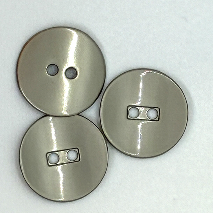 Knapp slät metall, silver, 18 mm, se vårt sortiment av heminredning, garn & tyger. Alltid till bra priser.