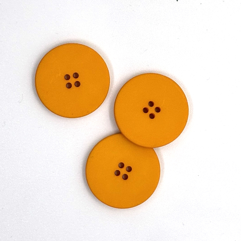 Knapp Orange m 4 hål, 27mm, se vårt sortiment av heminredning, garn & tyger. Alltid till bra priser.