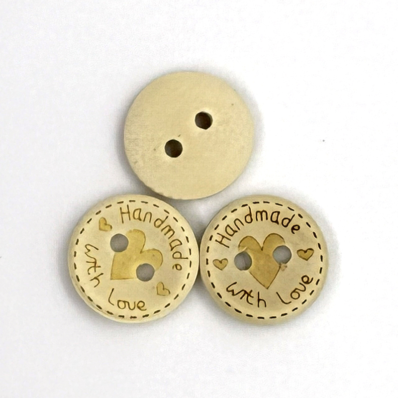 Träknapp Handmade with love 15mm, 2-håls, se vårt sortiment av heminredning, garn & tyger. Alltid till bra priser.