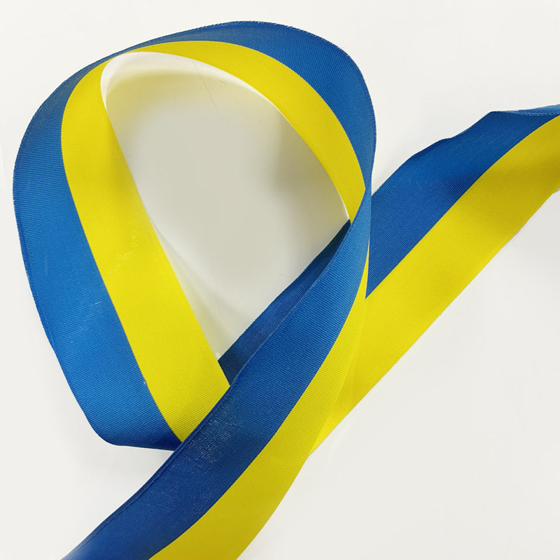 Sverigeband, sidenband i blått och gult 40 mm, se vårt sortiment av heminredning, garn & tyger. Alltid till bra priser.
