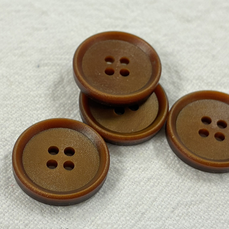 knapp rödbrun, lite melerad, 4 hål 19mm, se vårt sortiment av heminredning, garn & tyger. Alltid till bra priser.