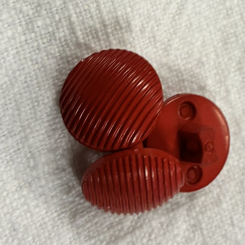 knapp baksydd röd, 12 mm, se vårt sortiment av heminredning, garn & tyger. Alltid till bra priser.