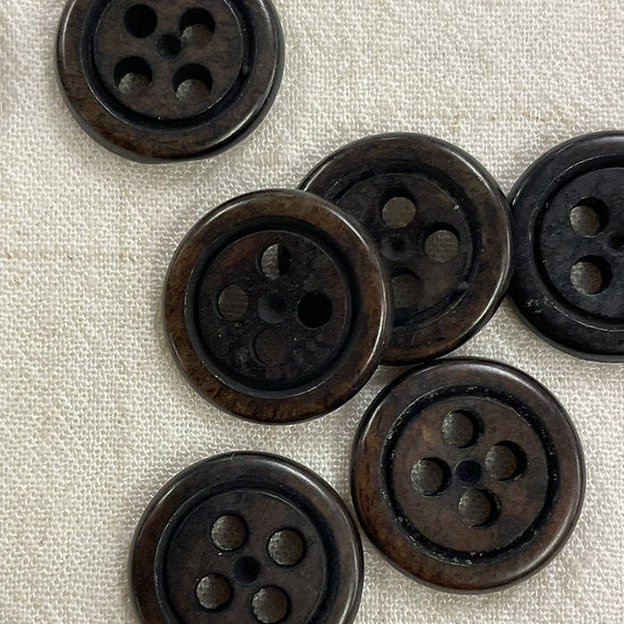träknapp mörkbrun, 4 hålsknapp 17 mm, se vårt sortiment av heminredning, garn & tyger. Alltid till bra priser.