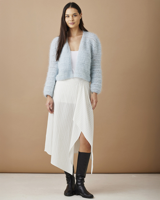 893006D Kort cardigan m hålvarv, se vårt sortiment av heminredning, garn & tyger. Alltid till bra priser.