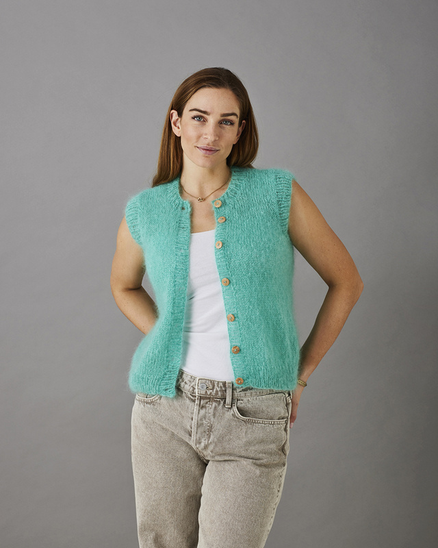 Betty Stickmönster Väst 8932115, se vårt sortiment av heminredning, garn & tyger. Alltid till bra priser.