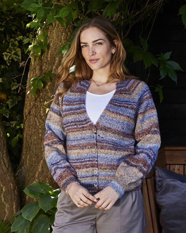 Mönster till Rigmor V-ringad kardigan, se vårt sortiment av heminredning, garn & tyger. Alltid till bra priser.