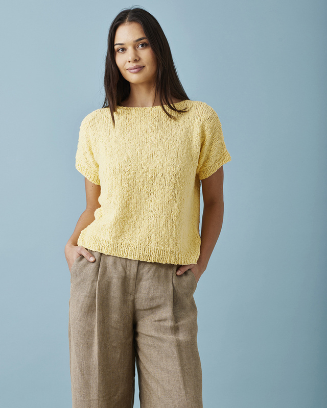 Stickmönster till Ida-garnet 898301 T-shirt i slätstickning, se vårt sortiment av heminredning, garn & tyger. Alltid till bra priser.