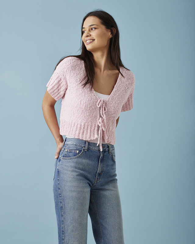 Stickmönster till Ida-garnet 898305 Kortärmad cardigan, se vårt sortiment av heminredning, garn & tyger. Alltid till bra priser.