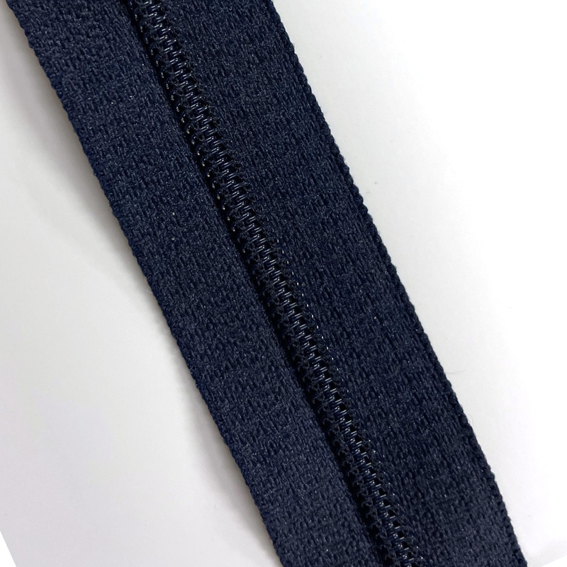 Blixtlås Y220 Jeans/Byxa 4mm silver 10cm M/Blå 058, se vårt sortiment av heminredning, garn & tyger. Alltid till bra priser.